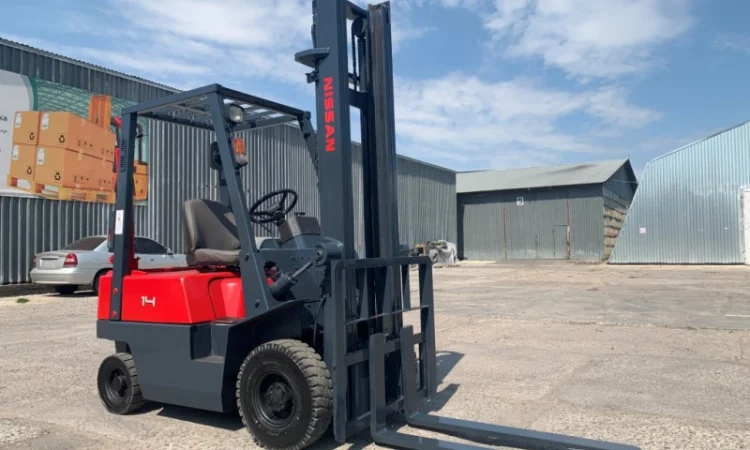 Вилочный бензиновый автопогрузчик Nissan с мачтой на 4 метра - фото № 5