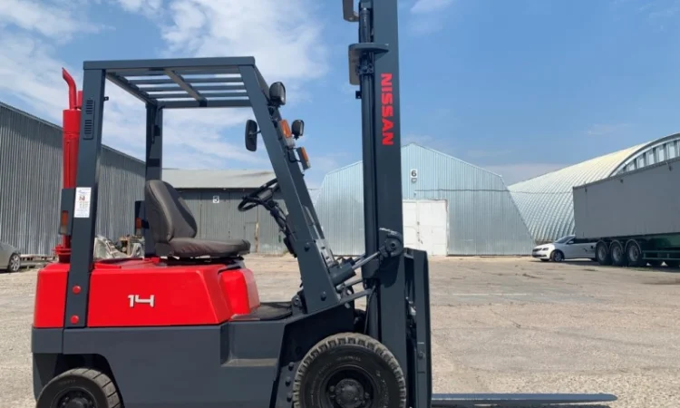 Вилочный бензиновый автопогрузчик Nissan с мачтой на 4 метра - фото № 6