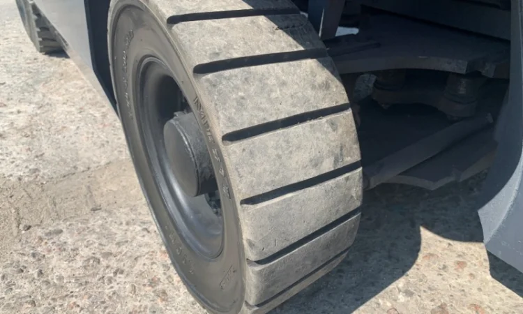 Вилочный бензиновый автопогрузчик Nissan с мачтой на 4 метра - фото № 7