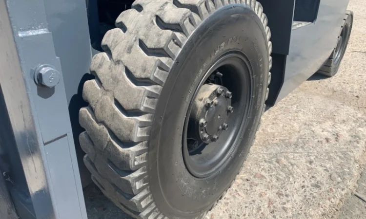 Вилочный бензиновый автопогрузчик Nissan с мачтой на 4 метра - фото № 8