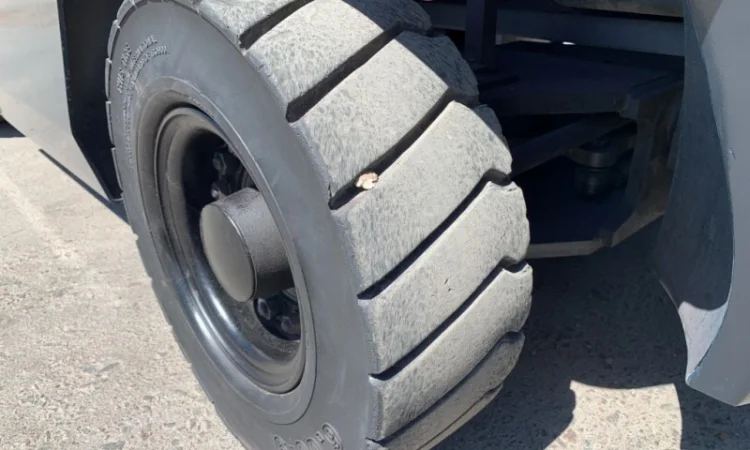 Бензиновый вилочный автопогрузчик Nissan с позиционером для каждой вилы - фото № 8