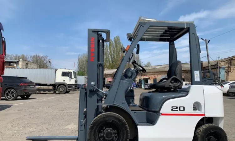 Вилочний навантажувач Nissan P1F2A20D з кабiной та грубою - фото № 1