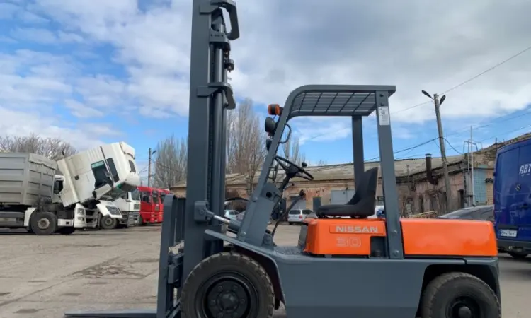 Вилочний навантажувач Nissan PGF02M30 на 3 тонни з сайд-шифтом - фото № 1