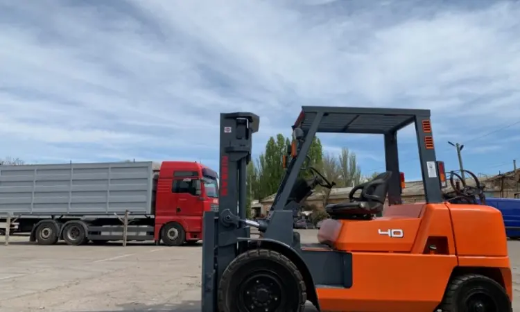Вилочний навантажувач Nissan F04B40T-F29C на 4.5 тонни - фото № 1