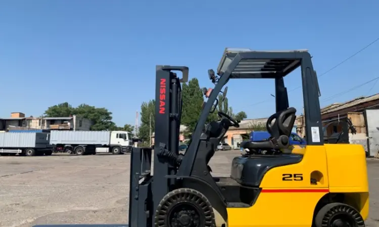 Вилочний навантажувач Nissan U1F2A25D із синхронним позиціонером вил - фото № 1