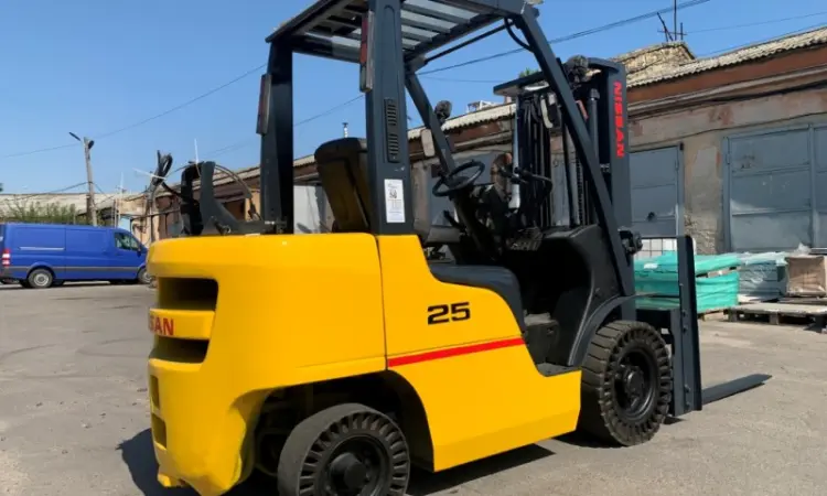 Вилочний навантажувач Nissan U1F2A25D із синхронним позиціонером вил - фото № 4