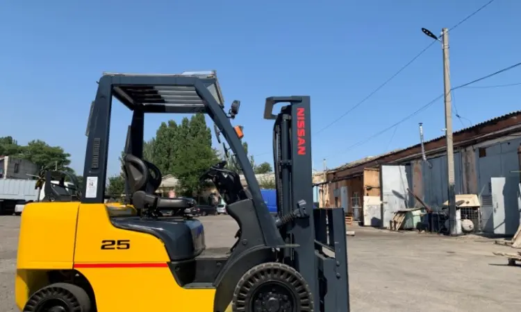 Вилочний навантажувач Nissan U1F2A25D із синхронним позиціонером вил - фото № 6