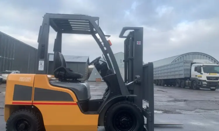Вилочний погрузчик Nissan P1F2A25J на новій гумі пневмо, з напрацюванням 4318 мотогодин - фото № 4