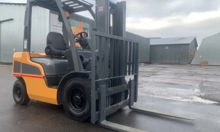 Вилочний погрузчик Nissan P1F2A25J на новій гумі пневмо, з напрацюванням 4318 мотогодин - фото № 7