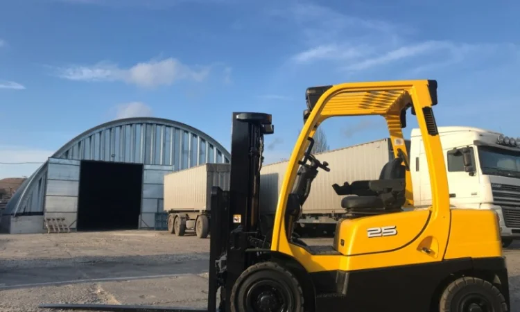 Вилочный погрузчик Hyster с мачтой триплекс и боковым смещением - фото № 1