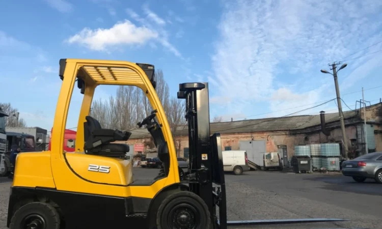 Вилочный погрузчик Hyster с мачтой триплекс и боковым смещением - фото № 2