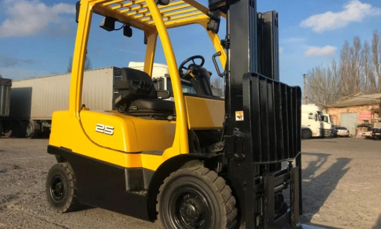 Вилочный погрузчик Hyster с мачтой триплекс и боковым смещением - фото № 3