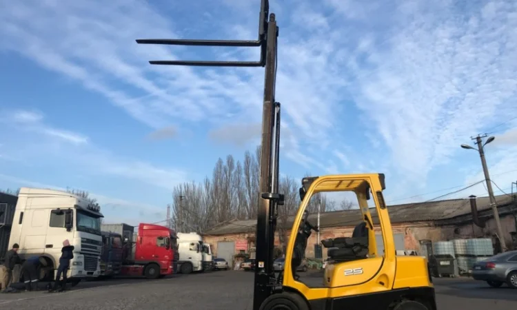 Вилочный погрузчик Hyster с мачтой триплекс и боковым смещением - фото № 4