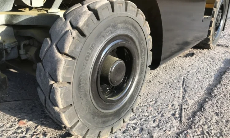 Вилочный погрузчик Hyster с мачтой триплекс и боковым смещением - фото № 9