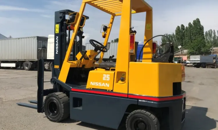 Газ-бензиновый вилочный погрузчик Nissan компакт-модель на 2.5 тонны - фото № 1