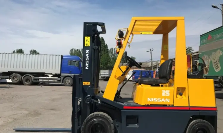 Газ-бензиновый вилочный погрузчик Nissan компакт-модель на 2.5 тонны - фото № 2