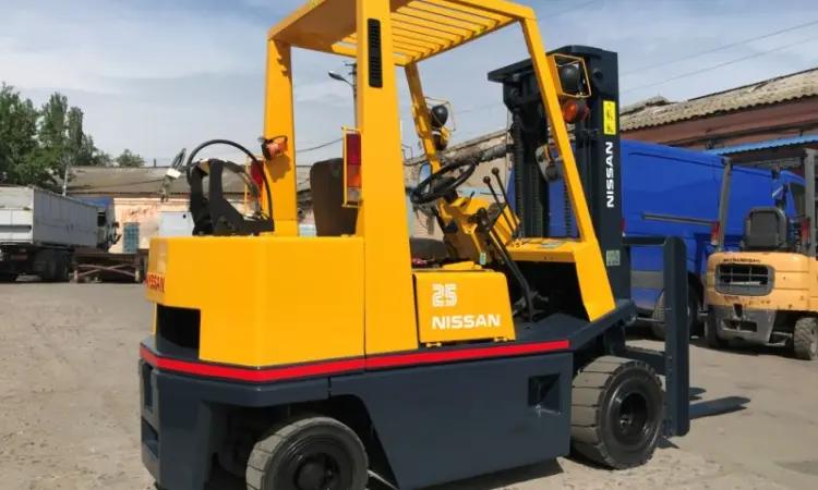 Газ-бензиновый вилочный погрузчик Nissan компакт-модель на 2.5 тонны - фото № 3