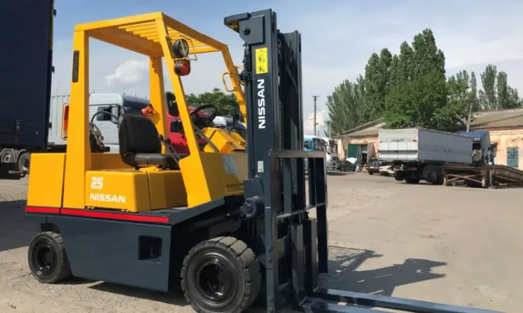 Газ-бензиновый вилочный погрузчик Nissan компакт-модель на 2.5 тонны - фото № 4