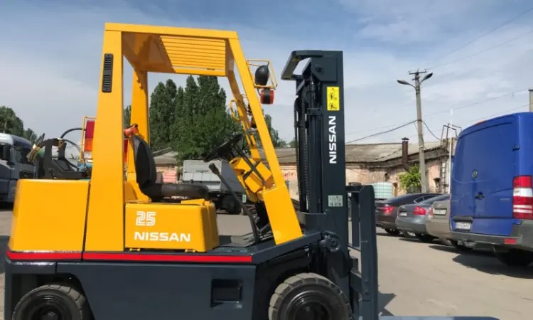 Газ-бензиновый вилочный погрузчик Nissan компакт-модель на 2.5 тонны - фото № 5