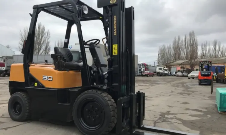 Дизельный вилочный автопогрузчик Дэу с боковым смещением и мачтой вагонник - фото № 2