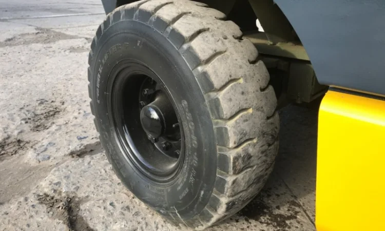 Вилочный японский автопогрузчик Sumitomo на 3 тонны с боковым смещением - фото № 10