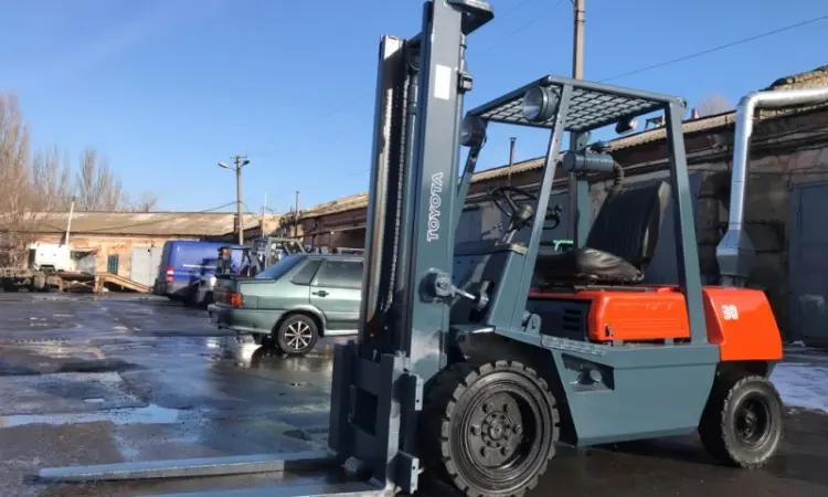 Вилочный дизельный автопогрузчик Toyota 02-3FD30 на 3 тонны - фото № 1