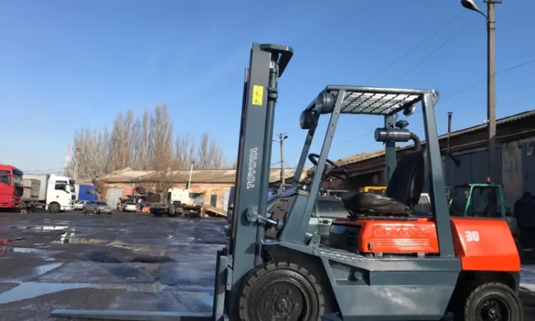 Вилочный дизельный автопогрузчик Toyota 02-3FD30 на 3 тонны - фото № 2