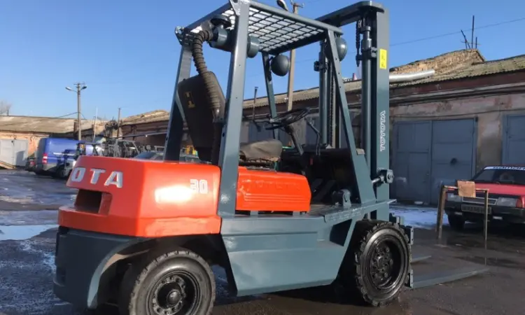 Вилочный дизельный автопогрузчик Toyota 02-3FD30 на 3 тонны - фото № 4