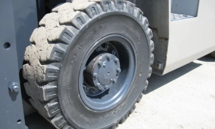 Газовый вилочный погрузчик Nissan на 1.75 тонны вагонник с боковым смещением - фото № 9