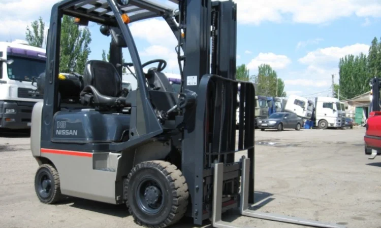 Газовый вилочный погрузчик Nissan на 1.75 тонны вагонник с боковым смещением - фото № 2