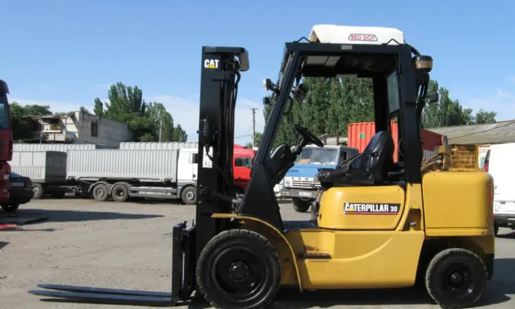 3 тонный вилочный дизельный погрузчик Caterpillar DP30K - фото № 1