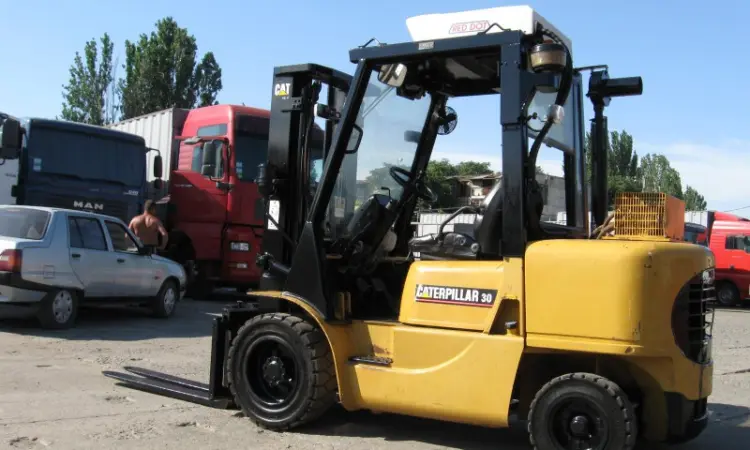 3 тонный вилочный дизельный погрузчик Caterpillar DP30K - фото № 2