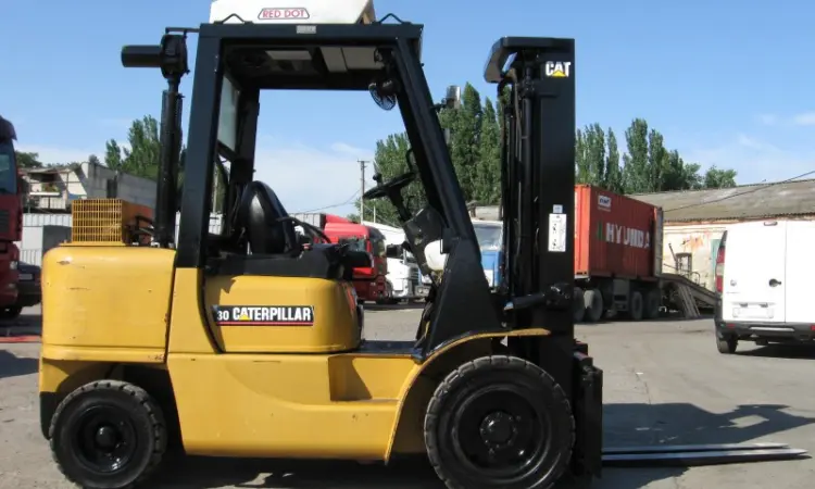 3 тонный вилочный дизельный погрузчик Caterpillar DP30K - фото № 4