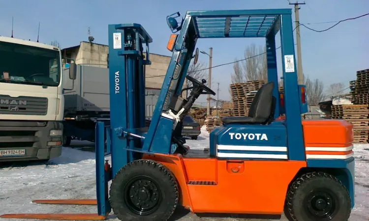 Бензиновый погрузчик Toyota 44-5FG25 на 2.5 тонны - фото № 3