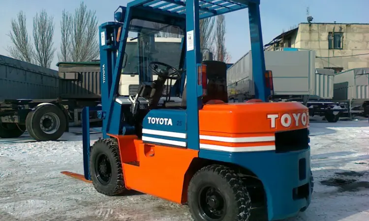 Бензиновый погрузчик Toyota 44-5FG25 на 2.5 тонны - фото № 4
