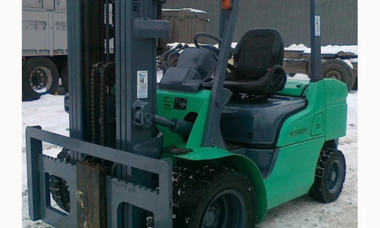 Погрузчик Mitsubishi на 3 тонны на спареных колёсах - фото № 15