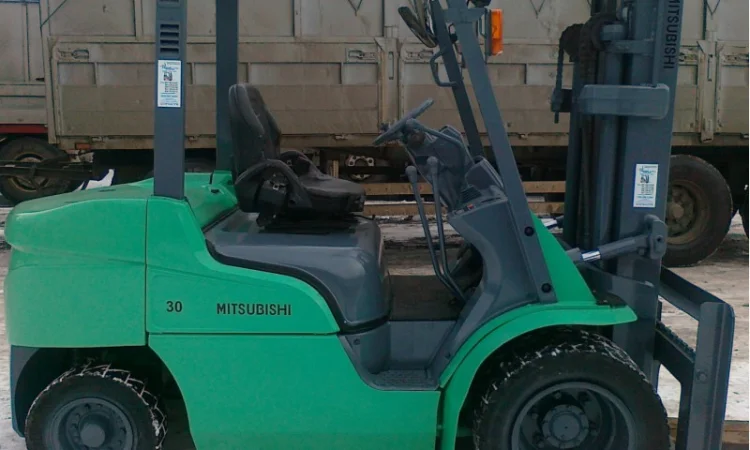 Погрузчик Mitsubishi на 3 тонны на спареных колёсах - фото № 14