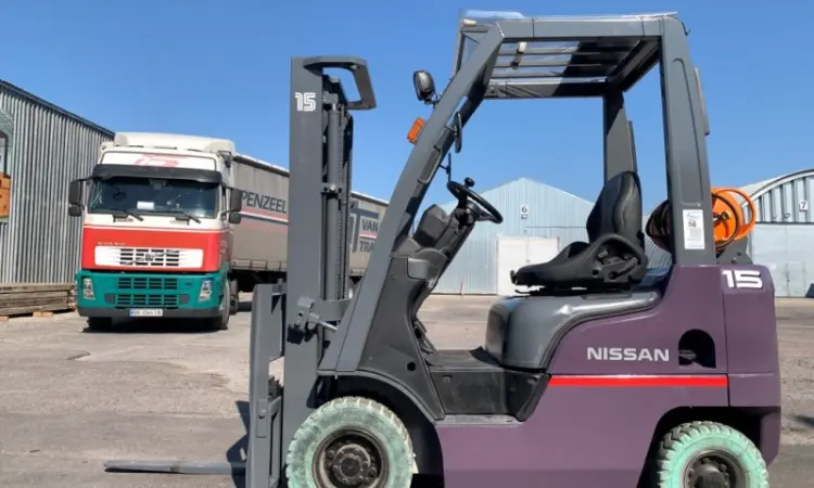 Вилочный автопогрузчик Nissan на 1.5 тонны на немаркой резине. Модель P1F1A15D - фото № 1