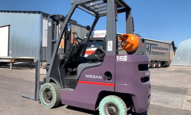 Вилочный автопогрузчик Nissan на 1.5 тонны на немаркой резине. Модель P1F1A15D - фото № 3
