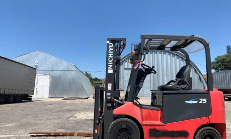 Вилочный электропогрузчик Nichiyu (NYC) с мачтой вагонник с боковым смещением - фото № 1