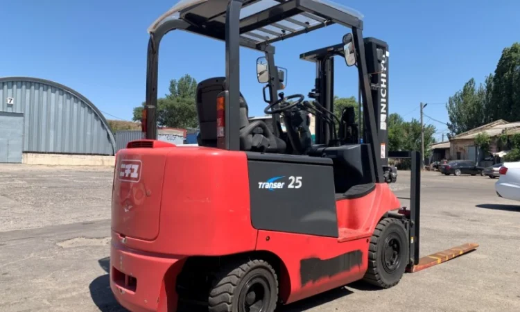 Вилочный электропогрузчик Nichiyu (NYC) с мачтой вагонник с боковым смещением - фото № 3