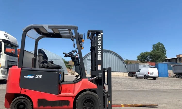 Вилочный электропогрузчик Nichiyu (NYC) с мачтой вагонник с боковым смещением - фото № 4