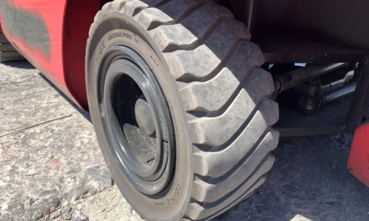 Вилочный электропогрузчик Nichiyu (NYC) с мачтой вагонник с боковым смещением - фото № 8