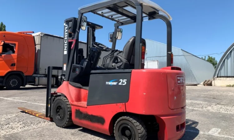 Вилочный электропогрузчик Nichiyu (NYC) с мачтой вагонник с боковым смещением - фото № 9