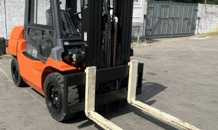 Навантажувач вилковий 4т. Toyota 427FD40 Вагонник дизель кабіна - фото № 1