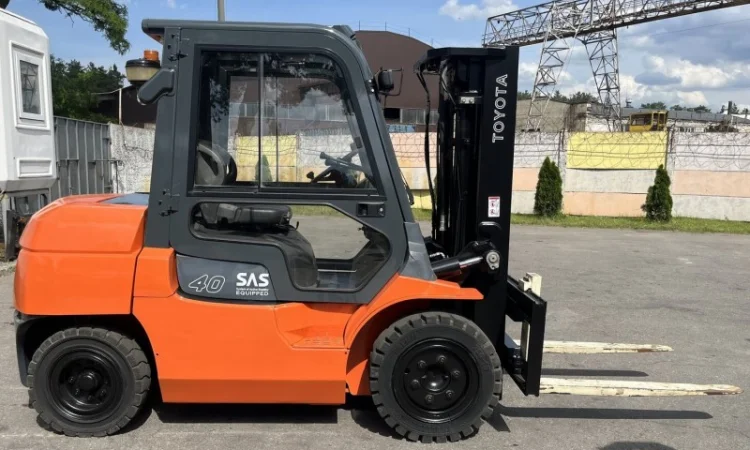 Навантажувач вилковий 4т. Toyota 427FD40 Вагонник дизель кабіна - фото № 3