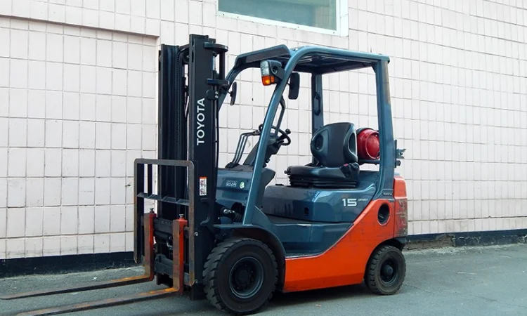 Вилочный погрузчик бу TOYOTA 02-8FG15, 2015г - фото № 1