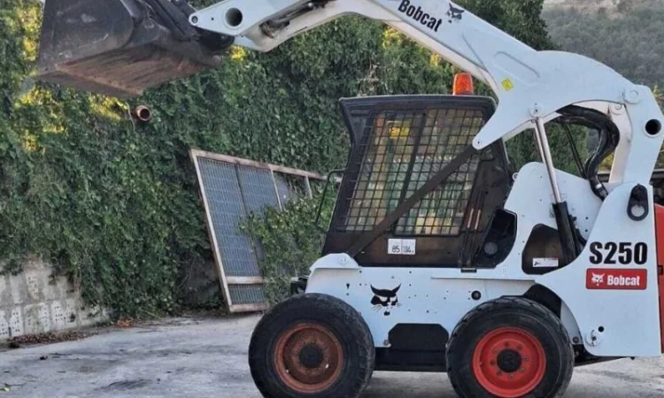 Міні-навантажувач Bobcat S250 High Flow - фото № 1