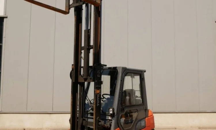 Вилочный погрузчик 2.5т., газовый погрузчик Toyota 42-7FGF25, вагонник, кабина - фото № 1