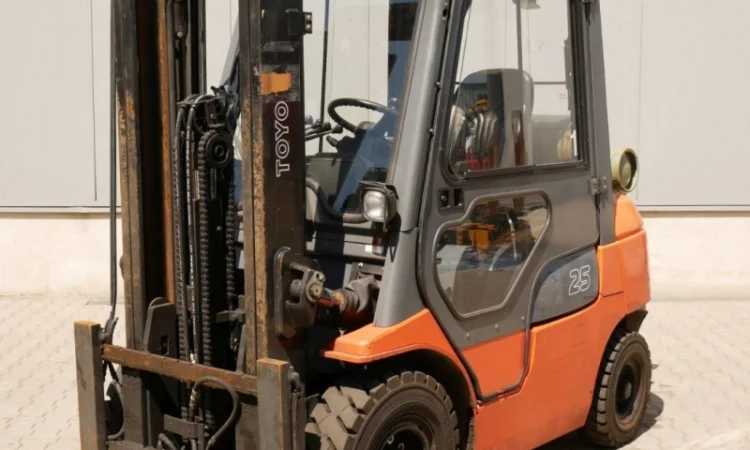 Вилочный погрузчик 2.5т., газовый погрузчик Toyota 42-7FGF25, вагонник, кабина - фото № 2